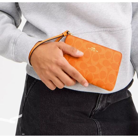 Coach Corner Zip Wristlet - Mandarin Orange Signature Coated Canvas -NWT - Picture 3 of 3